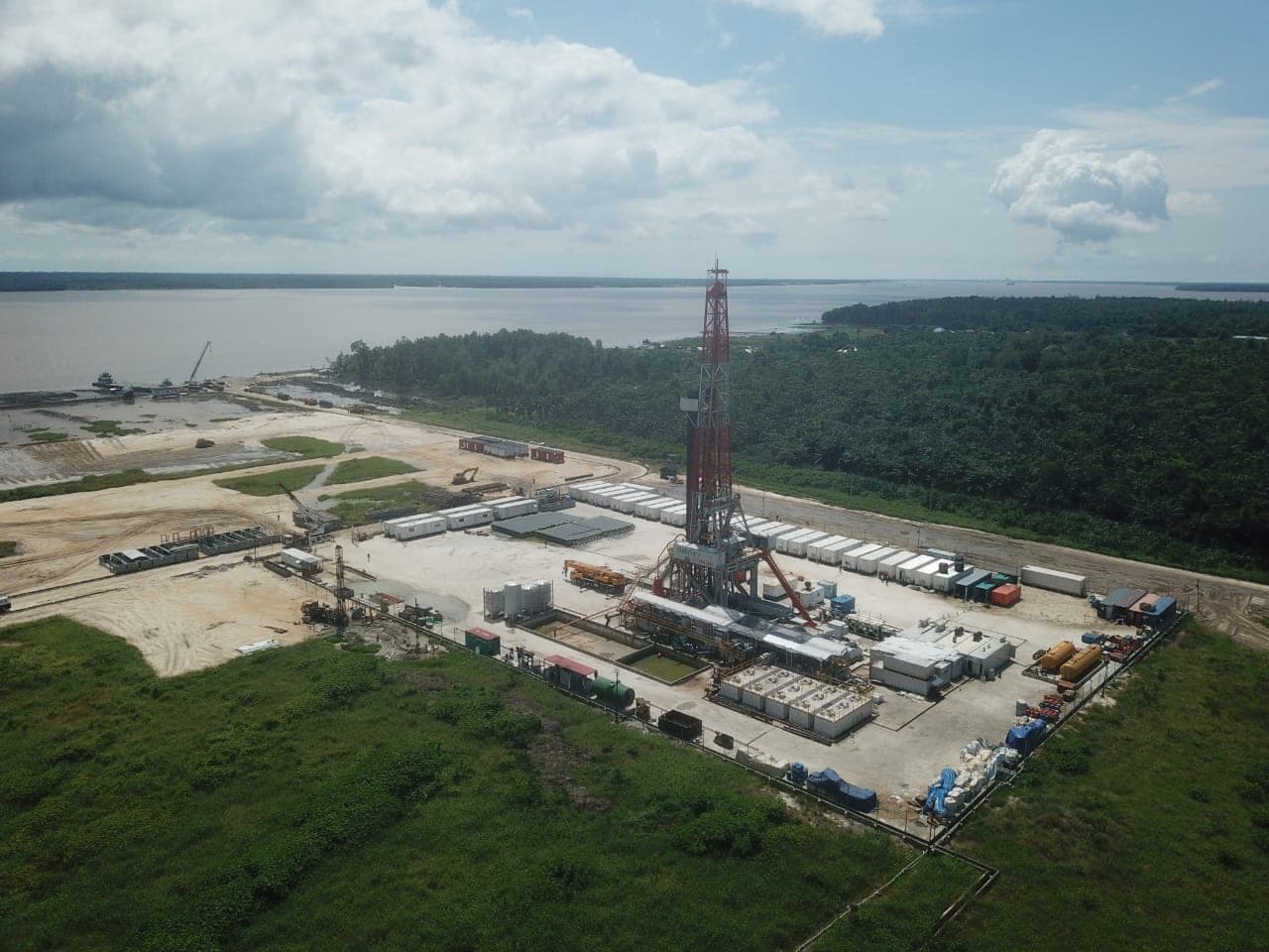 The Oyebisi A-001 rig on the Atamba location, against the Escravos estuary and mangrove tree line